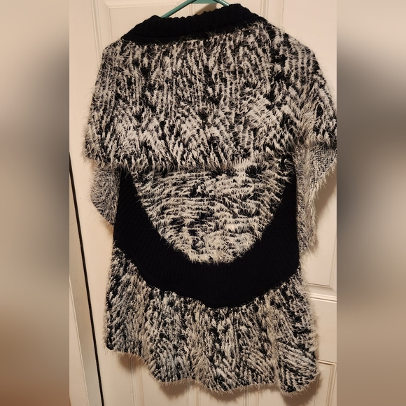 Liquid by Sioni women's shawl collar vest, size L/XL, fuzzy, black & white, soft - Picture 2 of 3